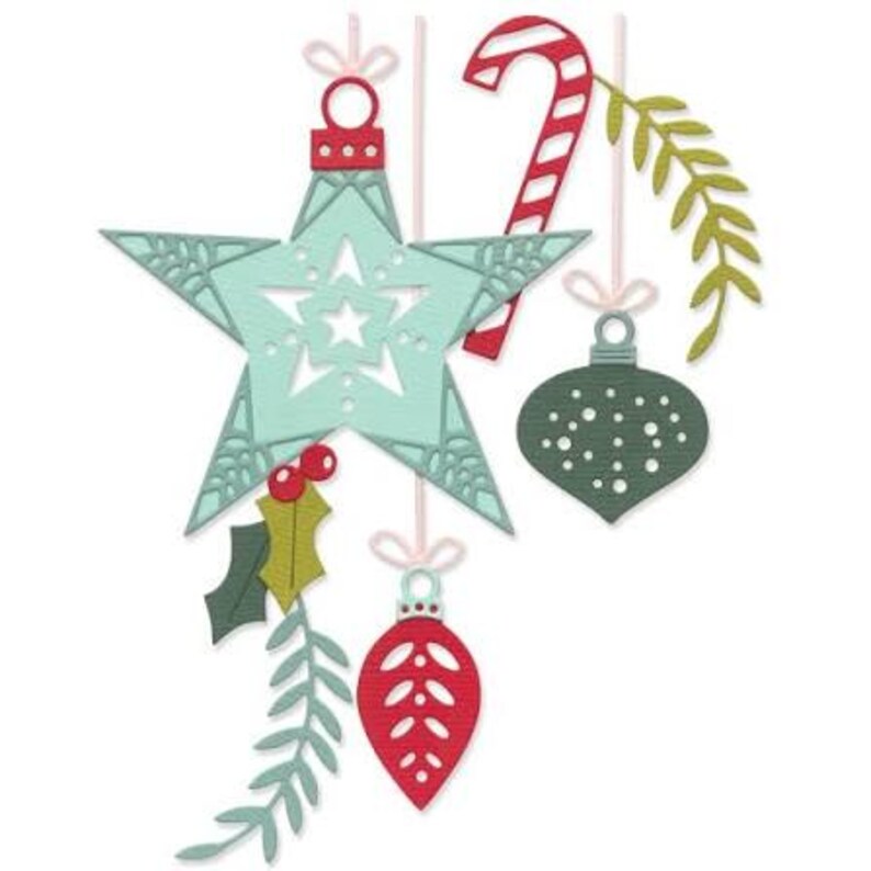 Puede incluir: Un conjunto de adornos navide&ntilde;os de papel troquelado que incluye una estrella azul claro, un bast&oacute;n de caramelo rojo y blanco, una bola en forma de l&aacute;grima verde oscuro y un adorno rojo puntiagudo, con hojas de acebo y ramas de pino.