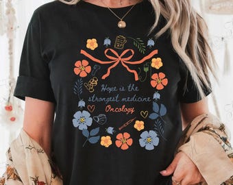 Camiseta Comfort Colors para enfermeira oncológica, estampa floral Hope.