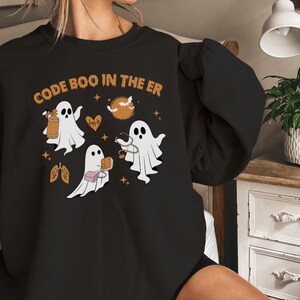 Code Boo Comfort Colors Tee: Minimalistisk Halloween-skjorta för akutpersonal