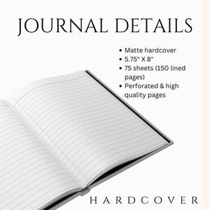 Puede incluir: Un diario de tapa dura abierto con p&aacute;ginas rayadas. El diario mide 14,6 cm x 20,3 cm y tiene 75 hojas. Los textos "JOURNAL DETAILS" y "HARDCOVER" son visibles. El diario tiene una cubierta mate y p&aacute;ginas perforadas.