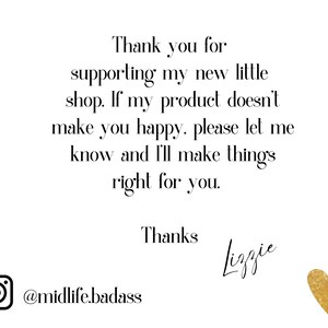 Pode incluir: Fundo branco com texto que expressa gratid&atilde;o por apoiar uma loja. Inclui o nome de utilizador do Instagram @midlife.badass, um cora&ccedil;&atilde;o dourado e a assinatura "Lizzie."