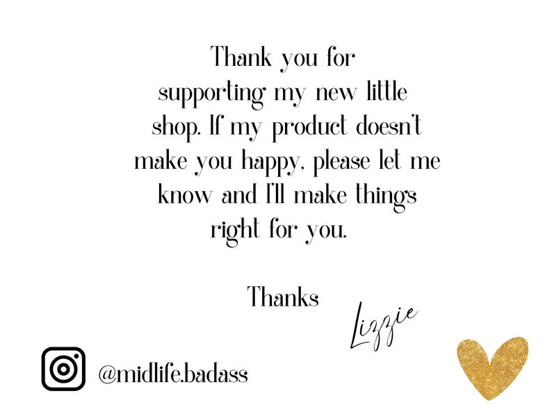 Pode incluir: Fundo branco com texto que expressa gratid&atilde;o por apoiar uma loja. Inclui o nome de utilizador do Instagram @midlife.badass, um cora&ccedil;&atilde;o dourado e a assinatura "Lizzie."