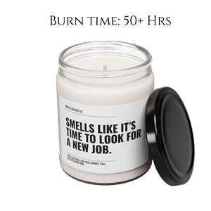 Pode incluir: Uma vela em pote de vidro transparente com tampa preta. O r&oacute;tulo branco tem o texto "SMELLS LIKE IT'S TIME TO LOOK FOR A NEW JOB." O tempo de queima &eacute; de 50+ horas. A vela tem 28 gramas.