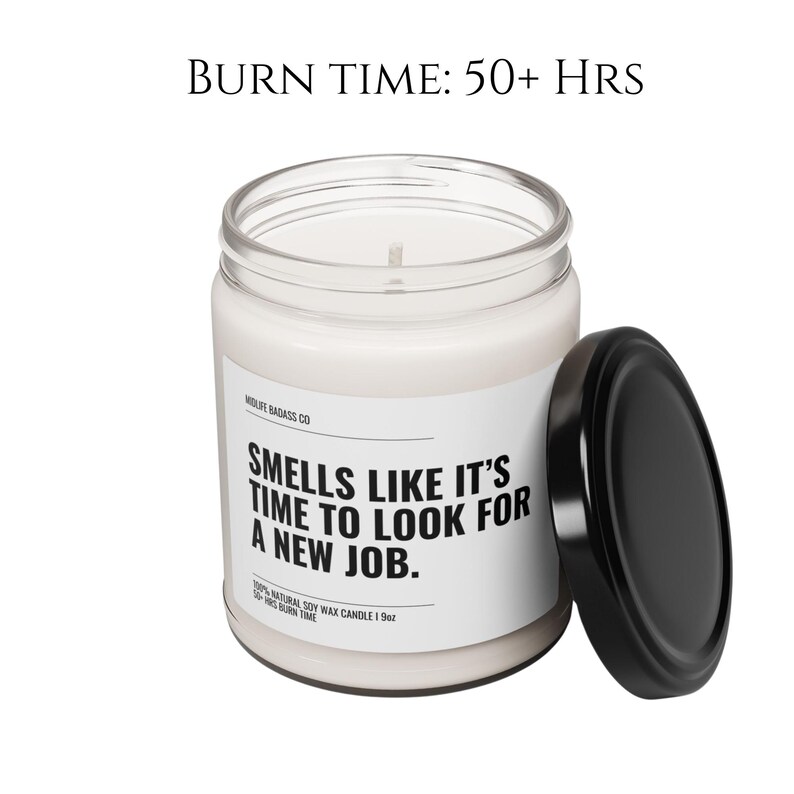 Pode incluir: Uma vela em pote de vidro transparente com tampa preta. O r&oacute;tulo branco tem o texto "SMELLS LIKE IT'S TIME TO LOOK FOR A NEW JOB." O tempo de queima &eacute; de 50+ horas. A vela tem 28 gramas.