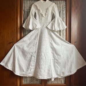 white cotton prairie dress Vintage 1970s Rosa Mexicano Victorian – Romantic Wedding Gown – Cottagecore Edwardian Inspired Boho dress Color:British DAINTE Sole Black / D Burgundy Shoes Turtleneck L/S Bellevue Mini Crafted with utmost care
