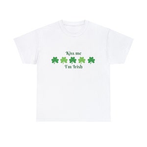 Può includere: Maglietta bianca con la scritta "Kiss me I'm Irish" e cinque trifogli verdi.