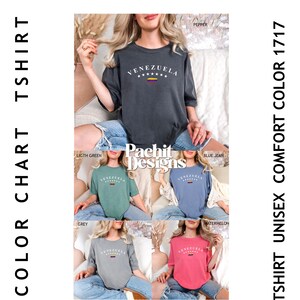 Pode incluir: Uma cole&ccedil;&atilde;o de camisetas em v&aacute;rias cores com a palavra "Venezuela" e um pequeno gr&aacute;fico de bandeira. As camisetas s&atilde;o exibidas em modelos que usam jeans. As cores incluem cinza, verde claro, azul jeans e melancia.