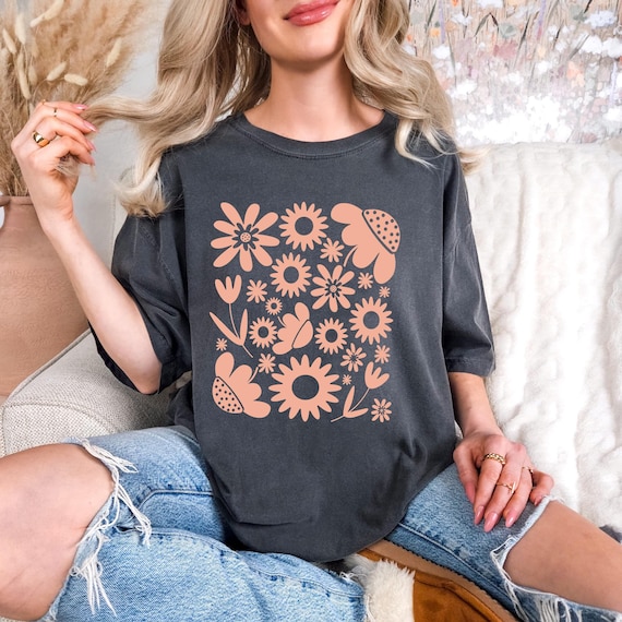Pressed Flower Shirt, Retro Daisy Comfort Colors Tee, Boho Wildflower T-Shirt for Women, Linocut Floral Graphic Top, Aesthetic Nature Gift