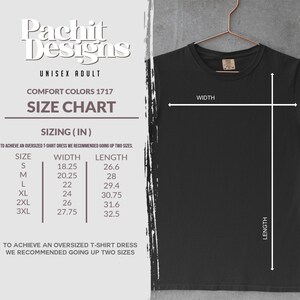 Pode incluir: Tabela de tamanhos unissex para adultos para camisetas, mostrando as medidas de largura e comprimento em polegadas para os tamanhos S a 3XL. O gr&aacute;fico inclui o texto "Comfort Colors 1717" e "Pachit Designs".