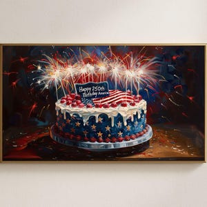 Könnte beinhalten: Gerahmtes Gemälde eines festlichen Kuchens, verziert mit roter, weißer und blauer Glasur und sternförmigen Streuseln. Der Kuchen ist mit Kirschen und einer kleinen amerikanischen Flagge belegt. Im Hintergrund explodieren Feuerwerke, und der Kuchen hat ein Schild mit der Aufschrift "Happy 250th Birthday America."