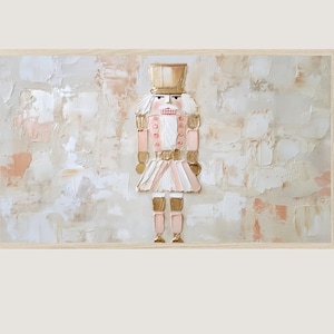 Pode incluir: Uma peça de arte de parede retangular com uma pintura texturizada de estilo empasto de um quebra-nozes em tons de creme, bege e pêssego suave. O quebra-nozes está centralizado num fundo neutro e em camadas, emoldurado em madeira clara.