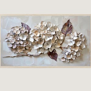 Könnte beinhalten: Ein rechteckiges gerahmtes Wandbild mit einem strukturierten Impasto-Ölgemälde von drei Hortensienblüten in Creme-, Beige- und gedämpften Brauntönen vor einem hellen, neutralen Hintergrund mit sichtbaren Pinselstrichstrukturen.