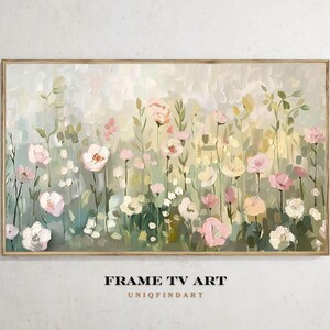 Könnte beinhalten: Gerahmtes Blumenbild mit hellem Holzrahmen. Das Kunstwerk zeigt ein Feld aus rosa und weißen Blumen mit grünem Laub vor einem weichen, pastellfarbenen Hintergrund. Der Text "FRAME TV ART" und "UNIQFINDART" befindet sich unten.