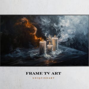 Könnte beinhalten: Ein rechteckiges digitales Kunstwerk mit dem Titel FRAME TV ART von UNIQFINDART, das drei brennende Kerzen auf einer dunklen Oberfläche zeigt. Links bildet orangefarbener und goldener Rauch eine Löwengestalt, rechts kühler blauer und weißer Rauch.