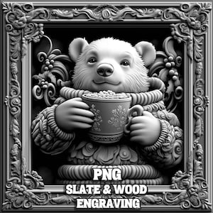 Könnte beinhalten: Eine Schwarzweiß-Digitalillustration eines Eisbären, der einen winterlichen Schal trägt und eine Tasse mit heißer Schokolade hält. Das Bild ist mit einem verzierten Rahmen gerahmt und der Text "PNG SLATE & WOOD ENGRAVING" befindet sich unten.