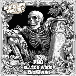 Könnte beinhalten: Schwarz-Weiß-Illustration eines Skeletts, das an einem Grabstein lehnt, umgeben von einem dekorativen Rahmen. Der Text "BONUS GIFT INCLUDED" und "PNG SLATE & WOOD ENGRAVING" ist enthalten. Das Kunstwerk hat ein gotisches oder Halloween-Thema.