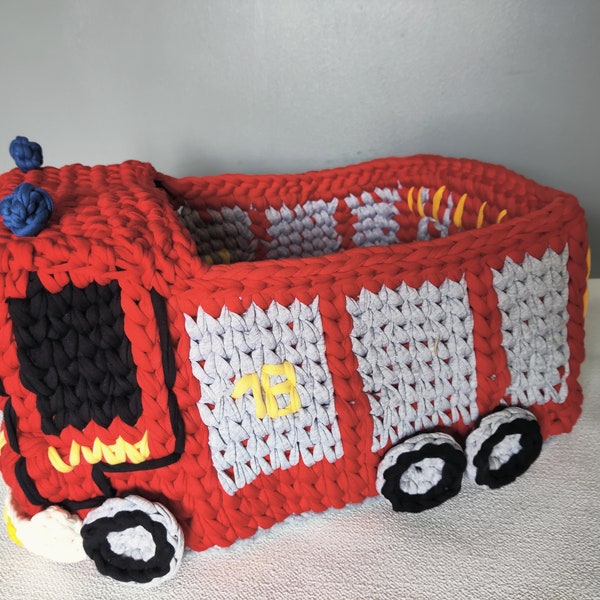 panier camion de pompier,  fait au crochet en trapilho, idéal pour ranger des jouets ou livres d'enfant