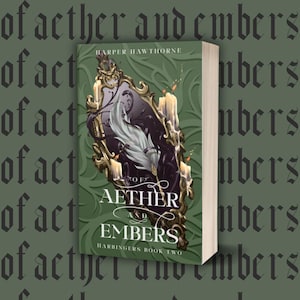 Puede incluir: Un libro titulado Of Aether and Embers de Harper Hawthorne, Harbingers Book Two. La portada presenta un fondo verde con un espejo oscuro ornamentado, una pluma blanca y velas encendidas. El título está impreso en texto blanco en la portada.