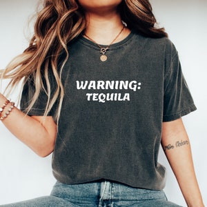 Ostrzeżenie Tequilla Cheers Graphic Funny T-Shirt, Komiczna koszulka na imprezę do picia, Must-Have na wieczory kawalerskie Zabawna koszulka do picia