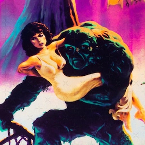 Puede incluir: Un monstruo verde de pantano lleva a una mujer a través de un pantano morado y rosa. El monstruo tiene una cabeza grande y una boca ancha. La mujer lleva un vestido blanco. El fondo es un bosque oscuro con árboles altos.