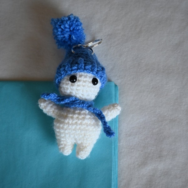 Porte clés en crochet mini doudou mignon bonhomme collection bonnet bleu à pompons peluche accroche rétroviseur bijoux de sac fait main fran