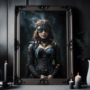 以下が含まれることがあります： 黒いマスクと暗い装飾的なドレスを着た女性の肖像画が額縁に入っています。肖像画は煙または霧のある暗い背景に置かれています。