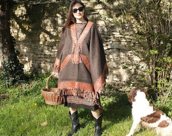 Capa poncho, abrigo de lana marrón, lana Moschino vintage y piel con flecos