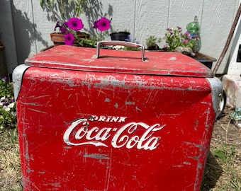 Vintage Coca-Cola reliëf stalen picknick koeler ijskist vooruitgang koelkast originele patina jaren 40-50