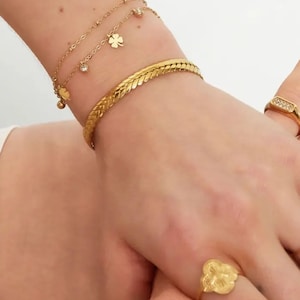 bracelet with clover leaf and diamonds