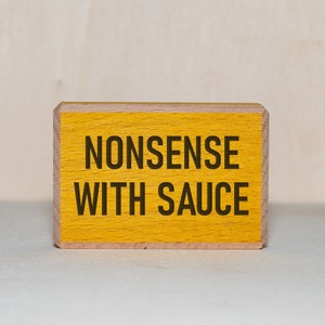 Kühlschrankmagnet aus Holz mit lustigem Spruch &quot;Nonsense with sauce&quot; Deko-Idee für die Küche // unterschiedliche Farben