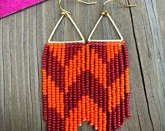 Virginia Tech Hokie Chevron-Ohrringe mit Perlenfransen | Kastanienbraun-orange, leichte VT Hokies-Ohrringe