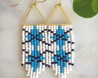 University of North Carolina UNC Tar Heel Argyle Dangle Seed Bead Fringe-oorbellen in Carolina-blauw, wit en marineblauw