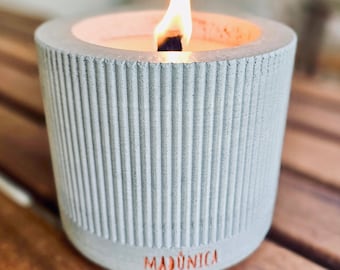 Rustikaler Outdoor - Wachsfresser in geriffelter MADÚNICA Form aus Beton mit Dauerdocht & Rapswachs - Tischfeuer Deko für Terrasse o. Balkon