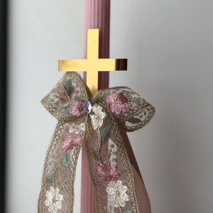 Orientalische Lambada-Kerze - Geripptes Blush-Goldkreuz, bestickte Blumenschleife (Limitierte Auflage)