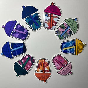 Könnte beinhalten: Zehn bunte Bubble-Tea-Aufkleber mit verschiedenen Designs und Farben. Die Aufkleber sind in einem Kreis auf weißem Hintergrund angeordnet.