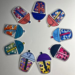 Könnte beinhalten: Zehn bunte Bubble Tea-Aufkleber mit verschiedenen Designs und Mustern. Jeder Aufkleber zeigt eine Cartoon-Illustration eines Bubble Tea-Bechers mit einem Strohhalm und verschiedenen Toppings. Die Aufkleber sind perfekt, um Laptops, Wasserflaschen, Notizbüchern und vielem mehr eine lustige und skurrile Note zu verleihen.