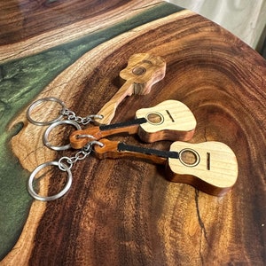 Handgemaakte gitaarvormige sleutelhouder Houten sleutelhanger Muzikaal thema Sleutelhouder Handgesneden sleutelhouder Sleutelorganisator Sleutelhanger cadeau afbeelding 1