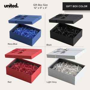 K&ouml;nnte beinhalten: Vier rechteckige Geschenkboxen mit Deckel, die 30,48 cm mal 22,86 cm mal 10,16 cm messen. Die Boxen sind in Marineblau, Schwarz, Rot und Hellgrau erh&auml;ltlich und verf&uuml;gen &uuml;ber eine strukturierte Oberfl&auml;che, eine Zierschleife und passendes F&uuml;llmaterial.