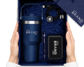 Könnte beinhalten: Eine marineblaue Geschenkbox mit einem marineblauen Isolierbecher mit Henkel, einem schwarzen Ladekabel mit rundem Logo-Element, einem marineblauen Kugelschreiber und einer schwarzen Powerbank, alle mit dem Text YOUR BRAND HERE versehen.