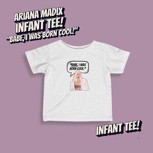 Könnte beinhalten: Weißes Baby-T-Shirt mit einem Cartoon-Bild einer Frau mit blonden Haaren und dem Text "Babe, I was born cool!" auf der Vorderseite.