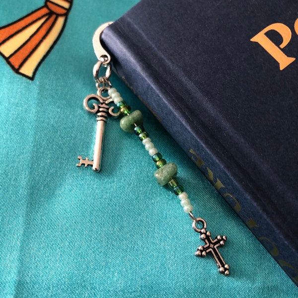 Marque page petit modèle spécial livre de poche avec Petite croix, Perles de verre, pierre véritable et breloque clé