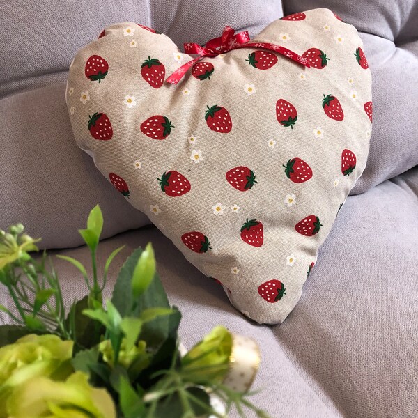 Coussin gourmand avec ses jolies fraises, pour un coeur gros comme ça !