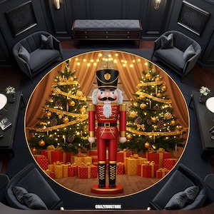 Puede incluir: Un gran soldado cascanueces rojo y negro se encuentra frente a dos árboles de Navidad decorados. Los árboles están adornados con adornos dorados y luces. Regalos envueltos en rojo y dorado están en la base de los árboles. La escena está ambientada en una habitación oscura.