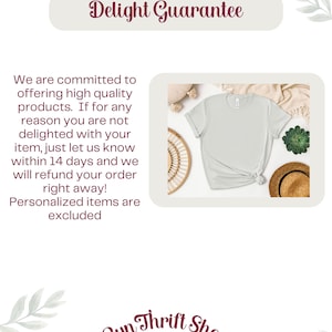 Puede incluir: Una camiseta gris claro sobre un fondo blanco con el texto "Delight Guarantee" en fuente marr&oacute;n. El texto dice: "Estamos comprometidos a ofrecer productos de alta calidad. Si por alguna raz&oacute;n no est&aacute; satisfecho con su art&iacute;culo, h&aacute;ganoslo saber dentro de los 14 d&iacute;as y le reembolsaremos su pedido de inmediato. Los art&iacute;culos personalizados est&aacute;n excluidos." El texto "Cyn Thrift Shop" est&aacute; en fuente marr&oacute;n sobre un fondo blanco.