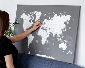Mapa-múndi cinza com alfinete de pressão – pôster grande de mapa de parede personalizado, decoração de viagem emoldurada