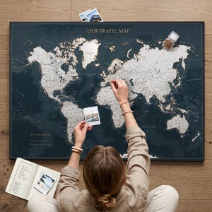 Grafiet wereldkaart met punaises – Gepersonaliseerde reisplanner op canvas