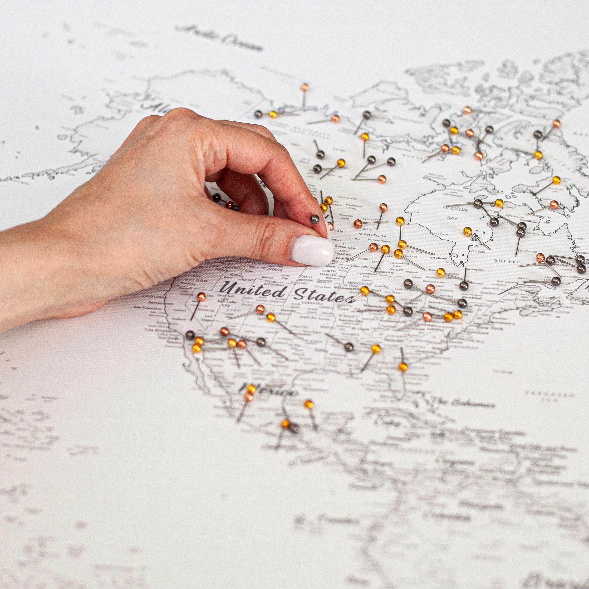 Mapa-múndi com alfinete branco – Presente de viagem personalizado