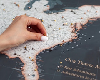 Mapa oscuro de EE. UU. con alfileres: mapa de viaje enmarcado, elegante regalo de arte mural para el hogar.