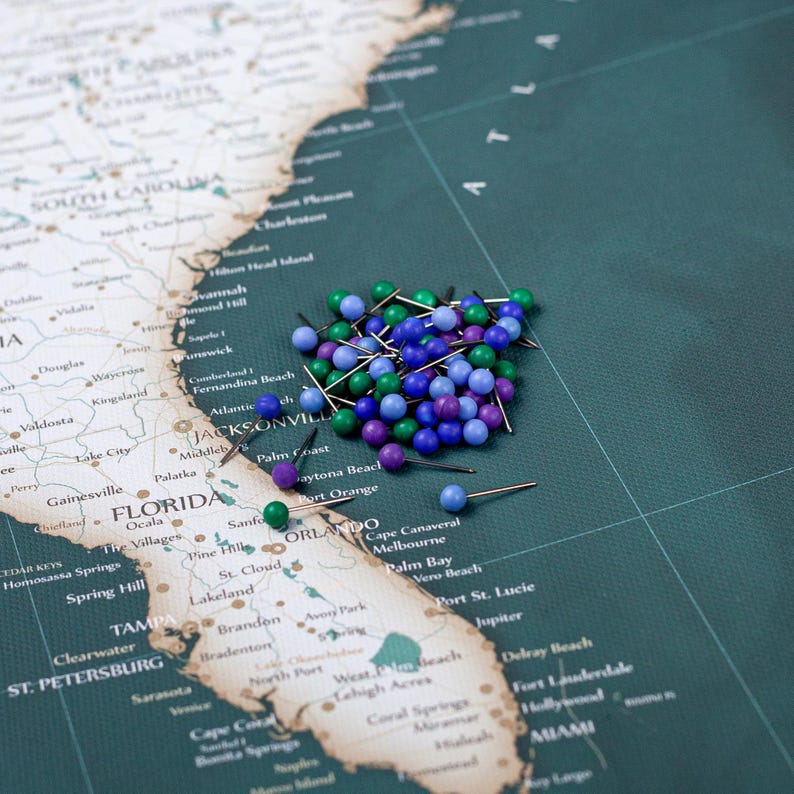 Chinchetas de mapa de colores variados: marcadores de viaje azul, morado y verde (juego de 25 o más) imagen 1