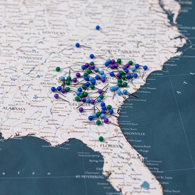 Puede incluir: Un mapa del sureste de los Estados Unidos con numerosas chinchetas. Las chinchetas son de varios colores, incluyendo azul, verde y morado. El mapa muestra estados como Georgia y Florida.
